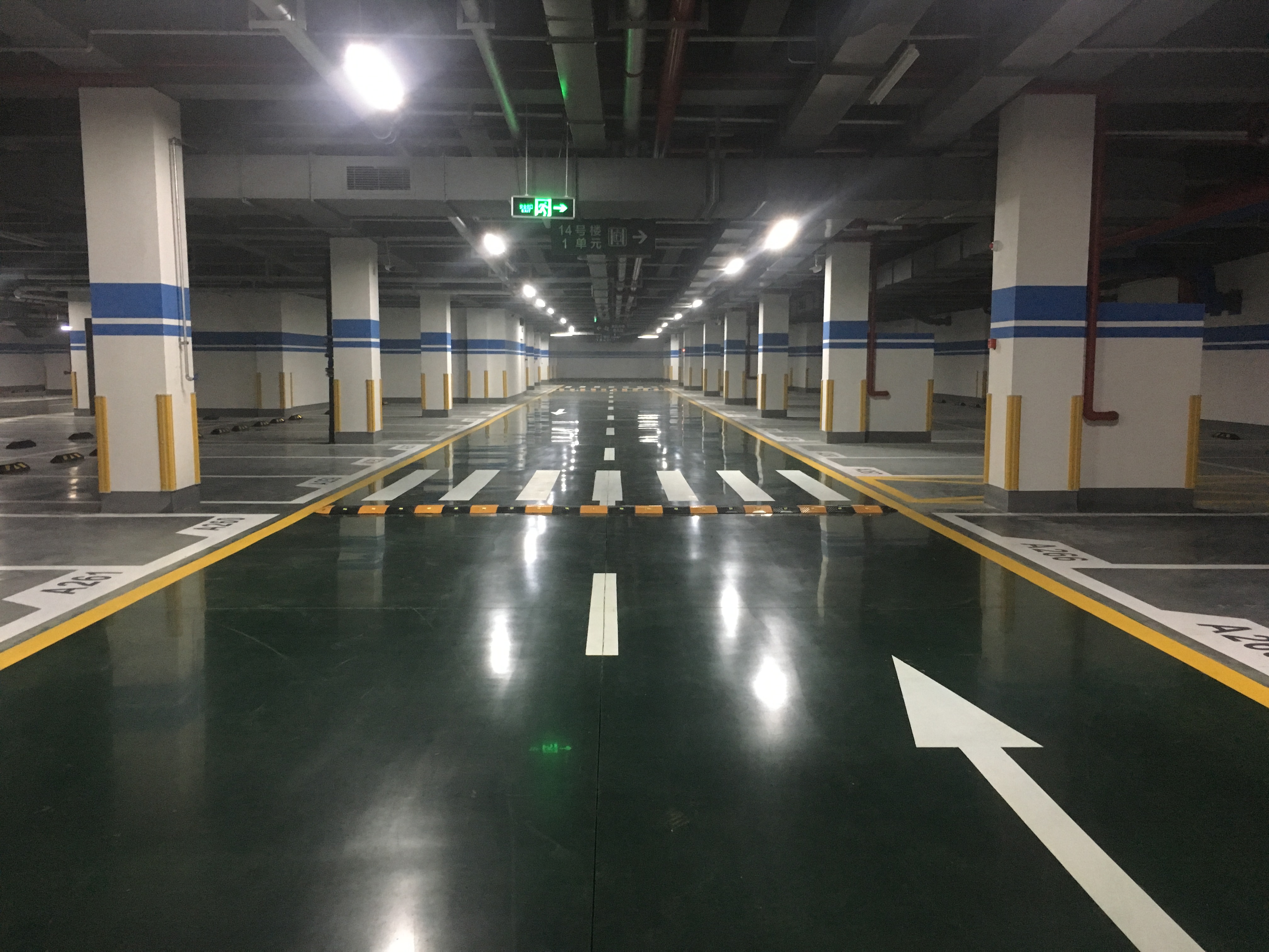 永威南越彩色密封固化劑停車場(chǎng)案例(圖1)